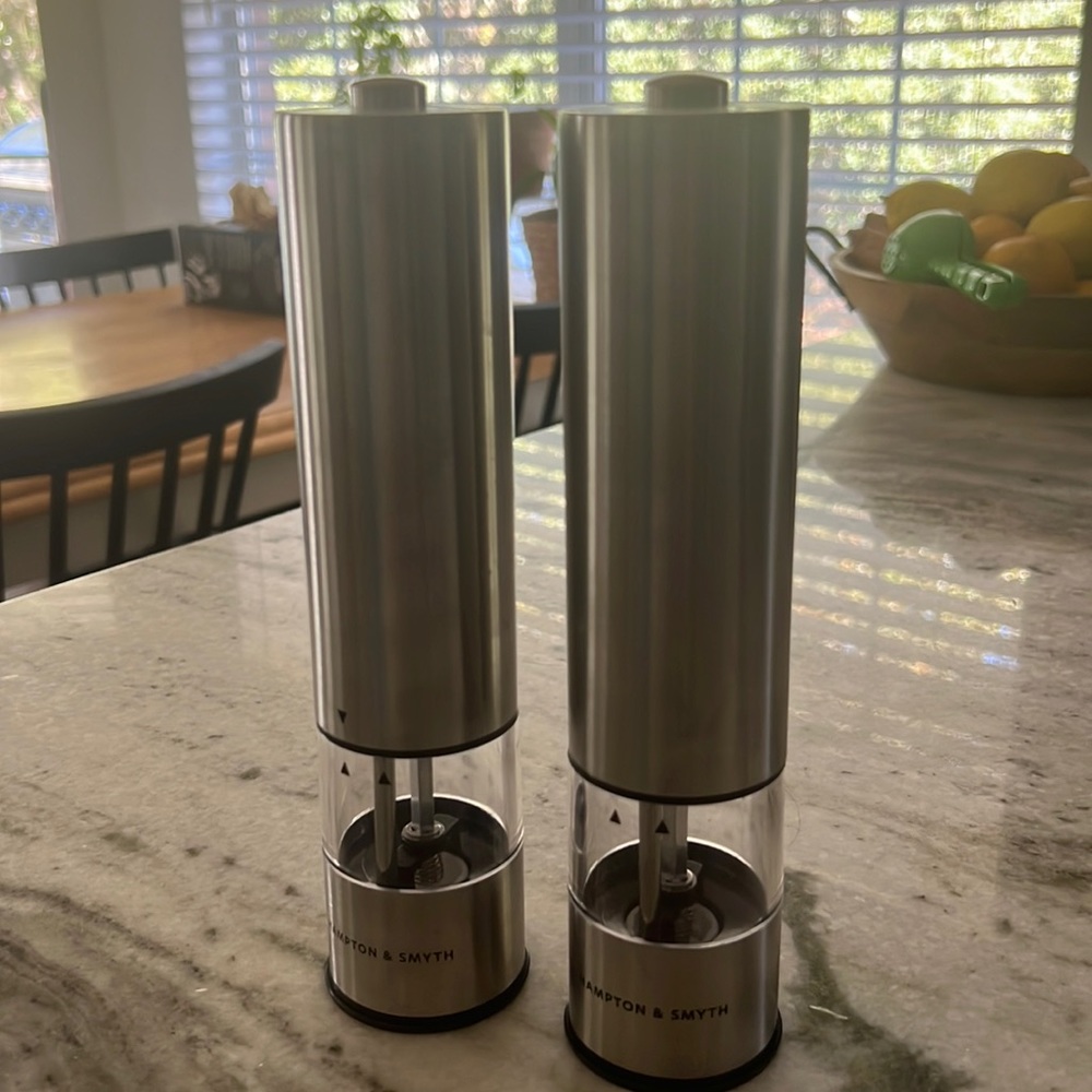 salt and pepper dispenser battery operated.